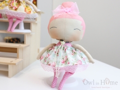 Кукла, интериорна играчка, десен на рози, светло розова коса